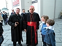 La Santa Sindone - Il Cardinal Poletto si intrattiene con i pellegrini_17